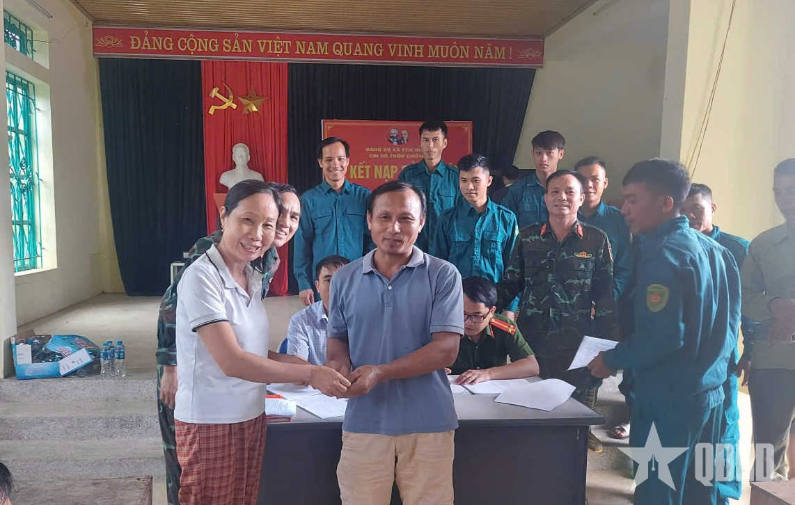 Thanh Hóa: Nhân dân vùng lũ Yên Nhân phấn khởi nhận quà Tết Độc lập